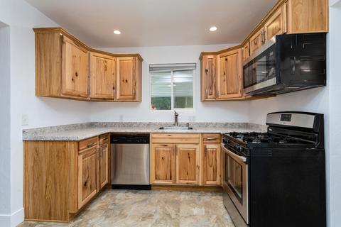 400 E 2nd St, Hanford, CA 93230 photo 4