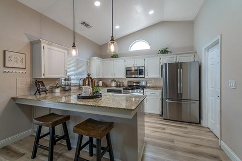 606 E Lark Ave, Visalia, CA 93292 photo 2