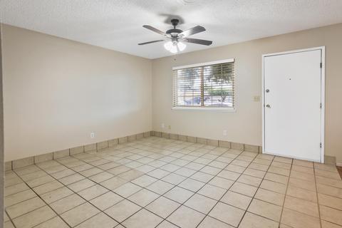 888 E Cinnamon Dr, Lemoore, CA 93245 photo 5