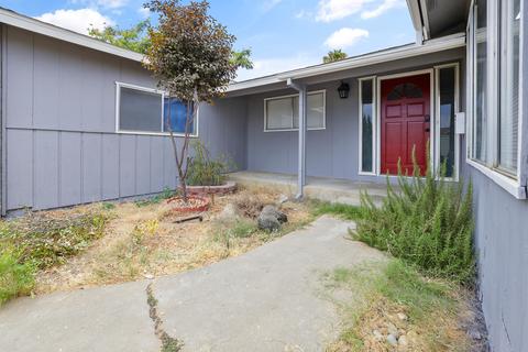 698 Tamarack Ln, Lemoore, CA 93245 photo 2