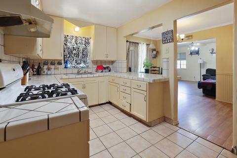 911 E Myrtle Ave, Visalia, CA 93292 photo 12