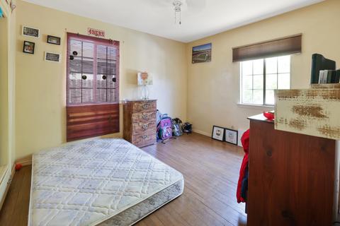 911 E Myrtle Ave, Visalia, CA 93292 photo 16
