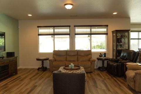 1054 Geneva Dr, Lemoore, CA 93245 photo 2