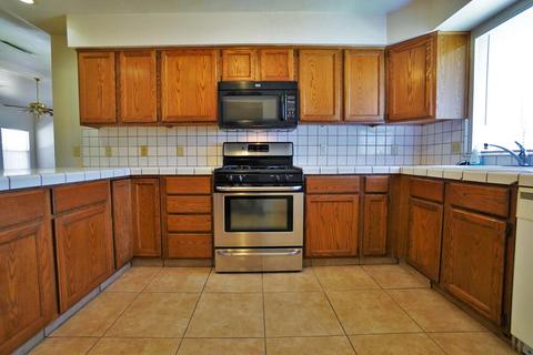 798 Heath Ct, Lemoore, CA 93245 photo 13