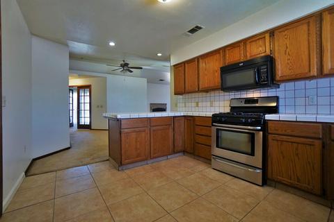798 Heath Ct, Lemoore, CA 93245 photo 14