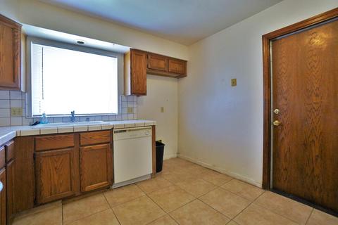 798 Heath Ct, Lemoore, CA 93245 photo 15