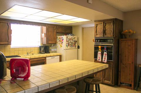 239 E Linzmeier Dr, Dinuba, CA 93618 photo 4
