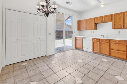 699 Wentworth Ct, Lemoore, CA 93245 photo 9