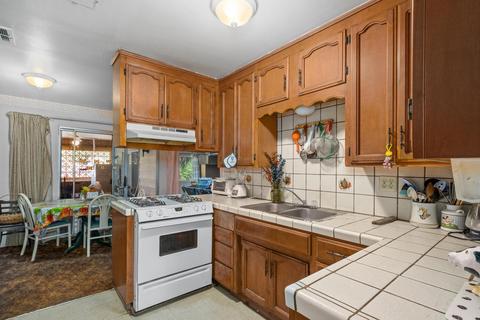 561 E Yale Ave, Dinuba, CA 93618 photo 6