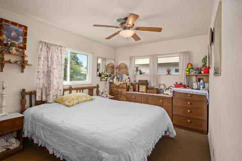 561 E Yale Ave, Dinuba, CA 93618 photo 12
