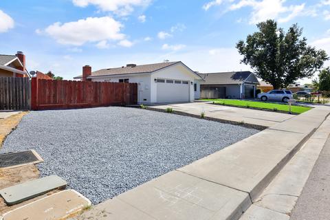 975 Redwood Ln, Lemoore, CA 93245 photo 4