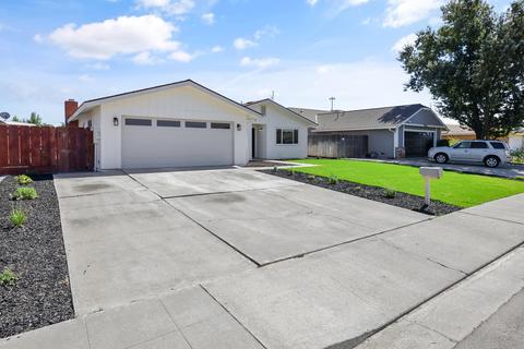 975 Redwood Ln, Lemoore, CA 93245 photo 2