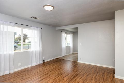 926 E Douglas Ave, Visalia, CA 93292 photo 5