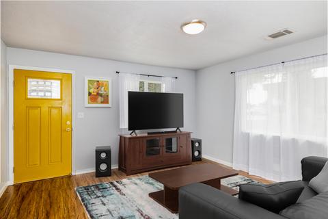 926 E Douglas Ave, Visalia, CA 93292 photo 3