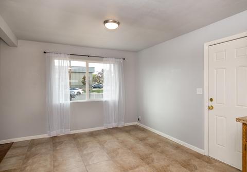926 E Douglas Ave, Visalia, CA 93292 photo 7