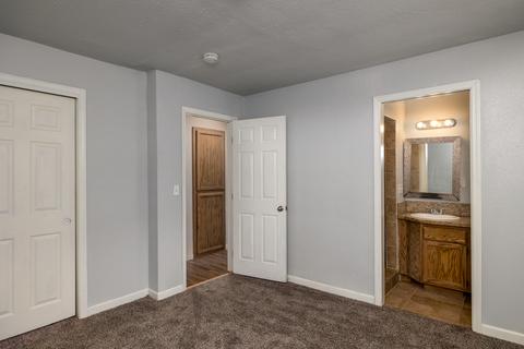 926 E Douglas Ave, Visalia, CA 93292 photo 17