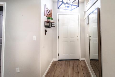 1341 E Parkview Ct, Visalia, CA 93277 photo 4