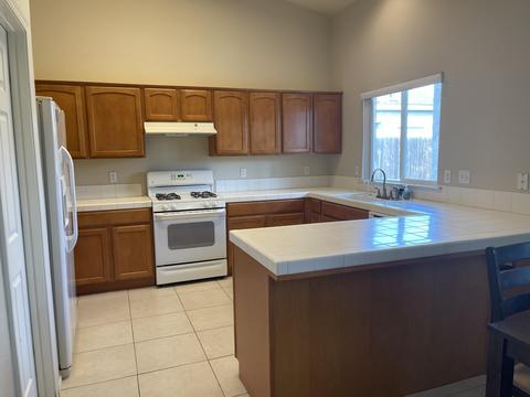 1646 Persimmon St, Lemoore, CA 93245 photo 8