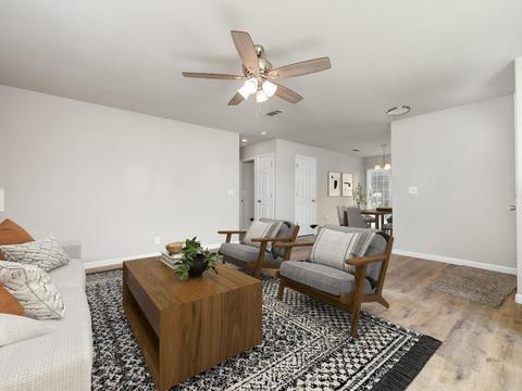 882 Azalea Ln, Lemoore, CA 93245 photo 4
