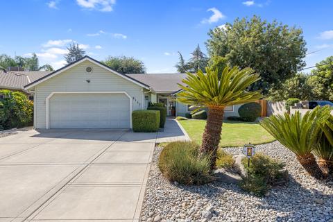 2111 E Kaweah Ct, Visalia, CA 93292 photo 3