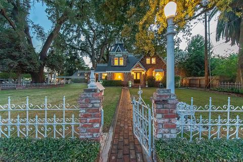 1015 S Giddings St, Visalia, CA 93277