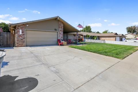 361 E Hazelwood Dr, Lemoore, CA 93245 photo 2