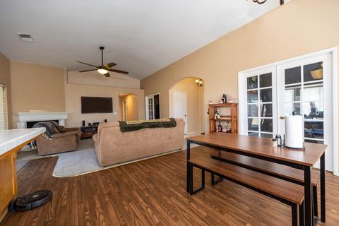 719 Daphne Ln, Lemoore, CA 93245 photo 4