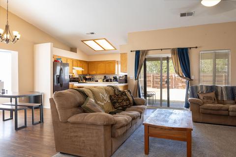 719 Daphne Ln, Lemoore, CA 93245 photo 2
