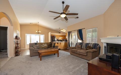 719 Daphne Ln, Lemoore, CA 93245 photo 3