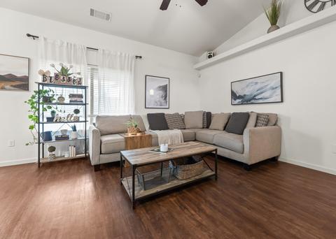 1121 E Vine Ct, Visalia, CA 93292 photo 3