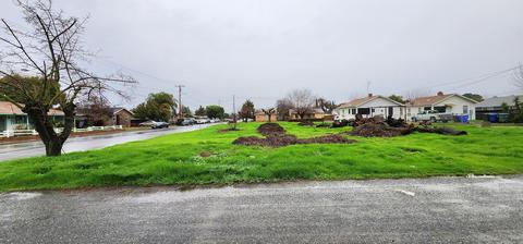 1026 W Maple St, Exeter, CA 93221