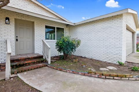 805 E Myrtle Ave, Visalia, CA 93292 photo 2