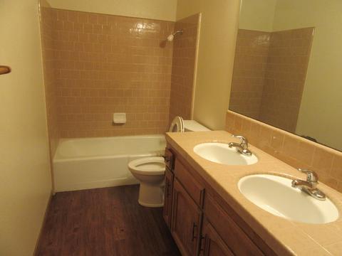 1261 E Ben Franklin Ave, Tulare, CA 93274 photo 9