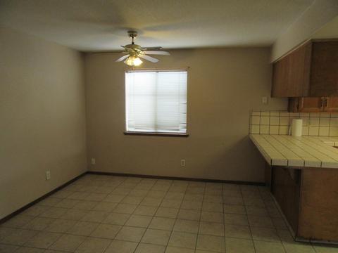 1261 E Ben Franklin Ave, Tulare, CA 93274 photo 3
