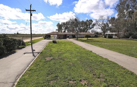 575 E Laguna Ave, Laton, CA 93242 photo 3