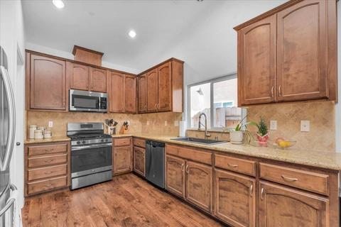 1050 E Vine Ct, Visalia, CA 93292 photo 13