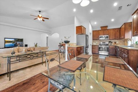 1050 E Vine Ct, Visalia, CA 93292 photo 9