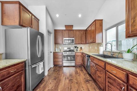 1050 E Vine Ct, Visalia, CA 93292 photo 11
