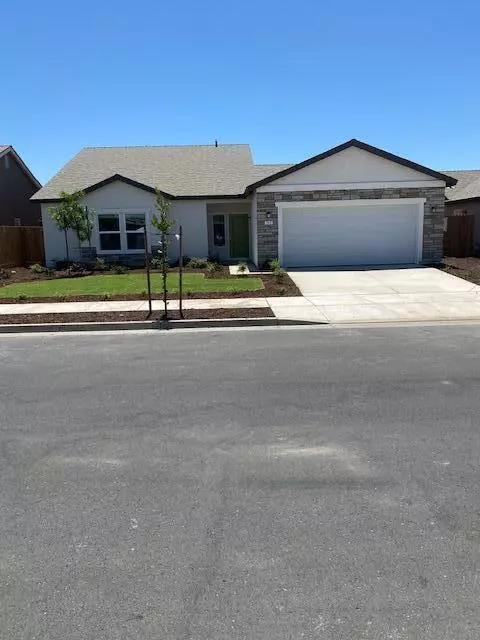745 W Red Oak Ave N, Porterville, CA 93257