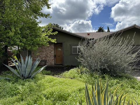 3045 W Beech Ave, Visalia, CA 93277 photo 1