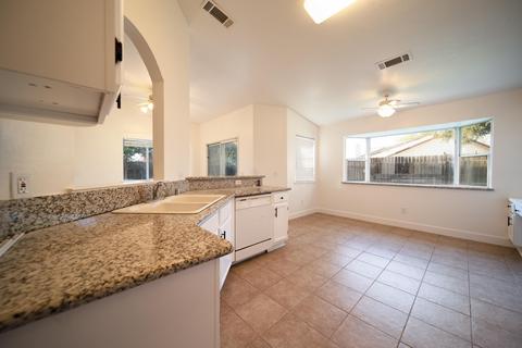 3912 E Laurel Ct, Visalia, CA 93292 photo 13
