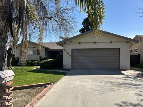 1304 S Chatham St, Visalia, CA 93277