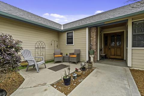 547 E Ferguson Ct, Visalia, CA 93292 photo 2