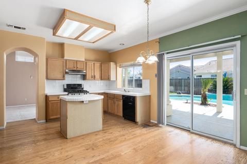 427 Avalon Dr, Lemoore, CA 93245 photo 4