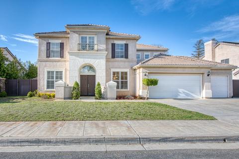 2696 E Deyoung Dr, Fresno, CA 93720