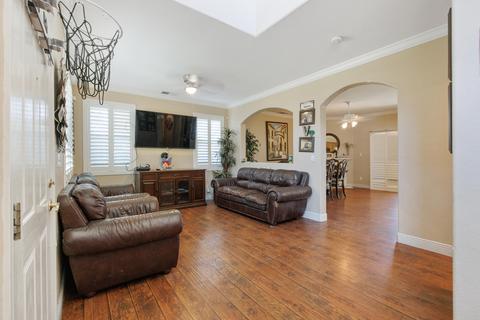 4027 E Hillcrest Ave, Visalia, CA 93292 photo 3