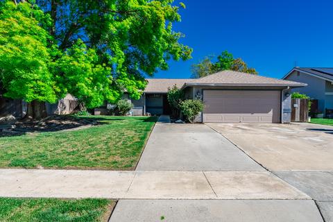 868 Rosewood Ln, Lemoore, CA 93245