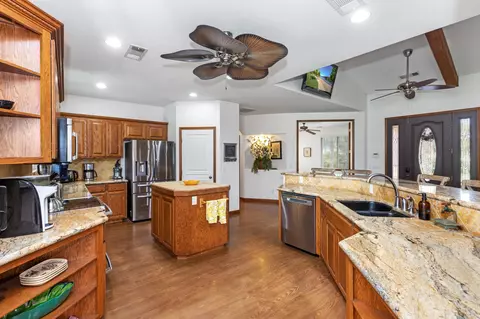 Kitchen - 40863 Sierra Dr #D, Three Rivers, CA 93271 photo 5 of 10
