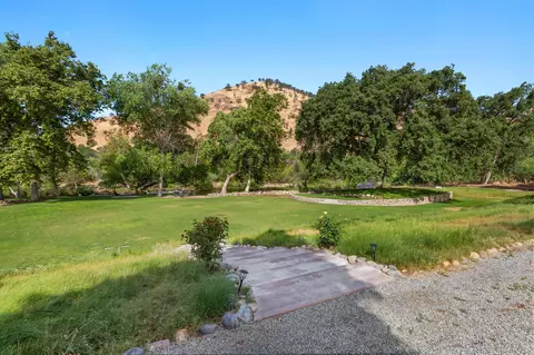 Exterior - 40863 Sierra Dr #D, Three Rivers, CA 93271 photo 3 of 36