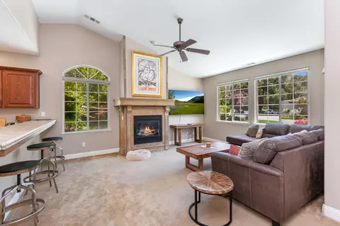 Living - 40863 Sierra Dr #D, Three Rivers, CA 93271 photo 6 of 6